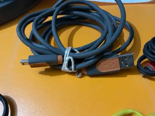 Cables varios de informática, disquetes y ratón