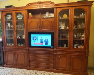 Mueble salón clásico de madera en buen estado