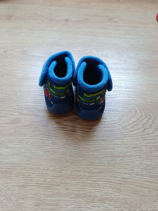 Zapatillas de casa bebé. Talla 20