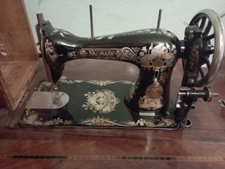 Máquina coser antigua funcionando