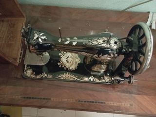 Máquina coser antigua funcionando