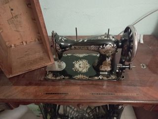 Máquina coser antigua funcionando