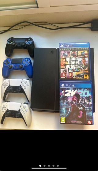 PS4 (PlayStation 4) + 4 mandos