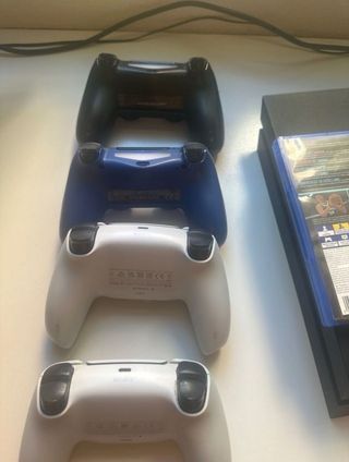 PS4 (PlayStation 4) + 4 mandos
