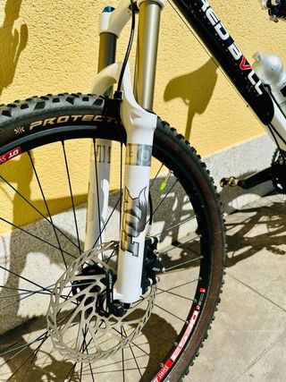 MTB Doble Suspensión 26” Red Bull Factory 