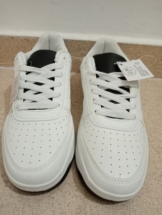 Zapatillas deportivas blancas y negras