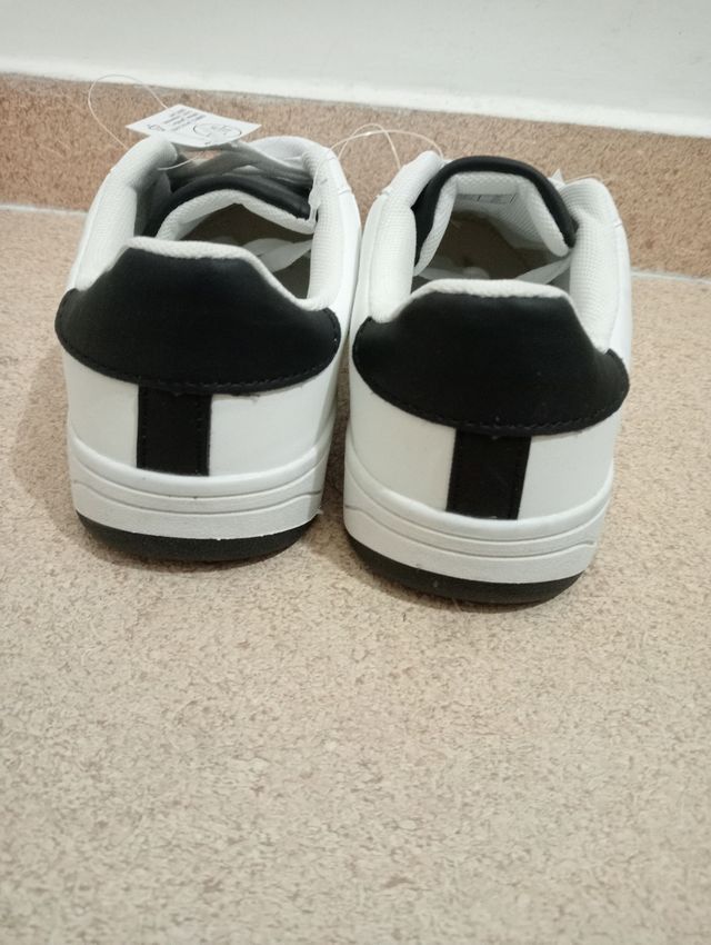 Zapatillas deportivas blancas y negras