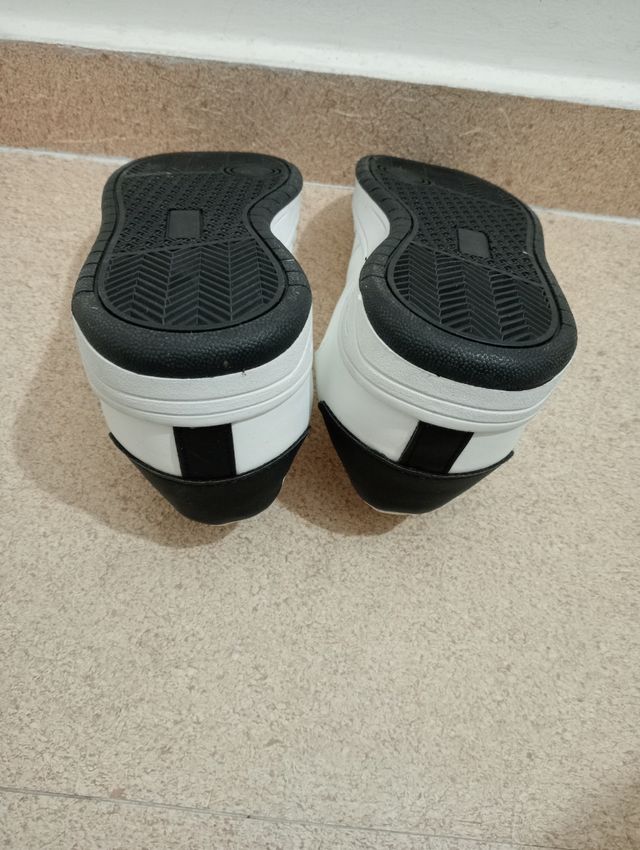 Zapatillas deportivas blancas y negras