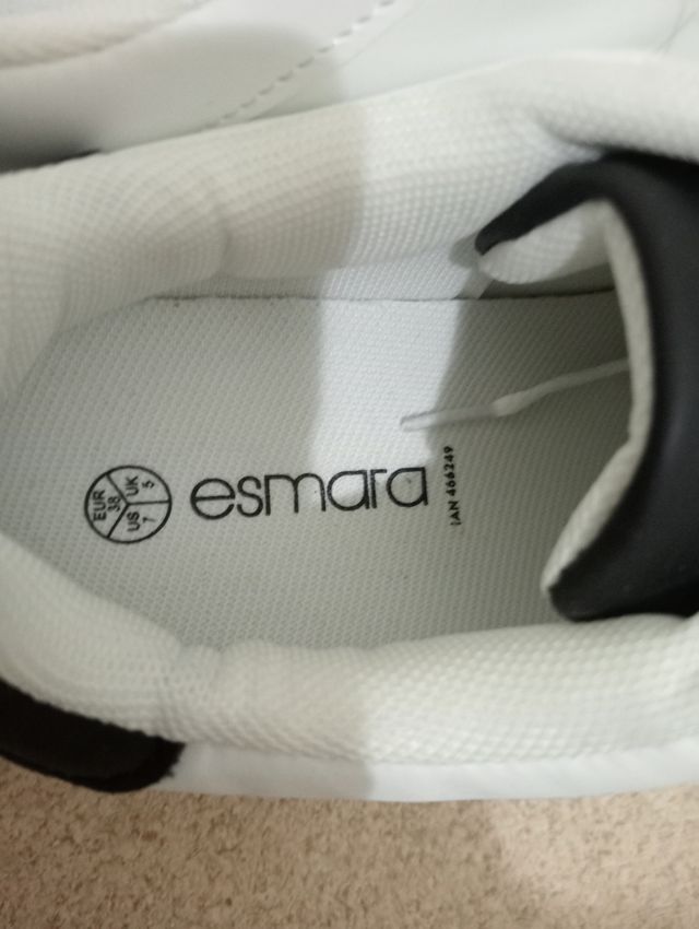 Zapatillas deportivas blancas y negras