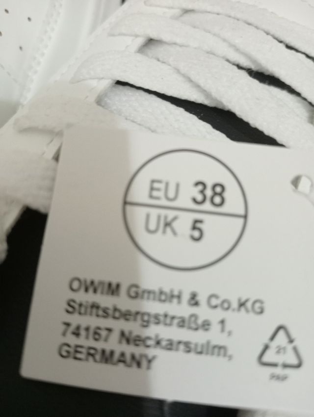 Zapatillas deportivas blancas y negras