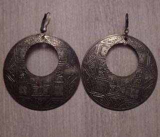 Redondos.
Largo: 8,5 cm.