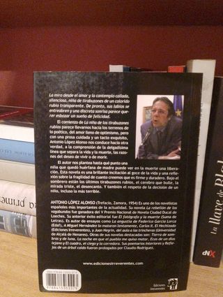 La niña de los tirabuzones rubios