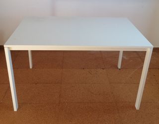 Mesa blanca metalica