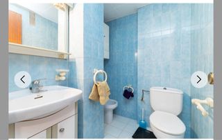Baño cerámico azul y blanco