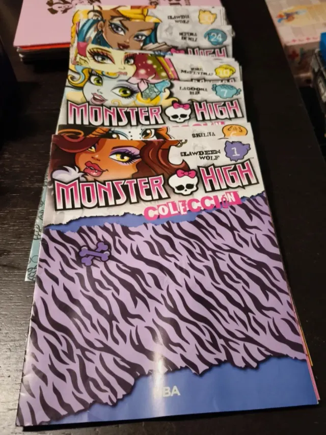 Muñecas Monster High + Revista+ peana,6€unidad