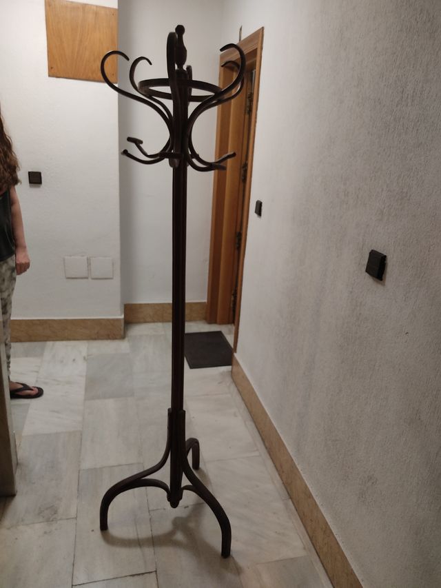 Perchero antiguo de madera y metal