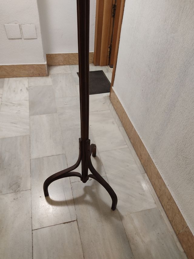 Perchero antiguo de madera y metal