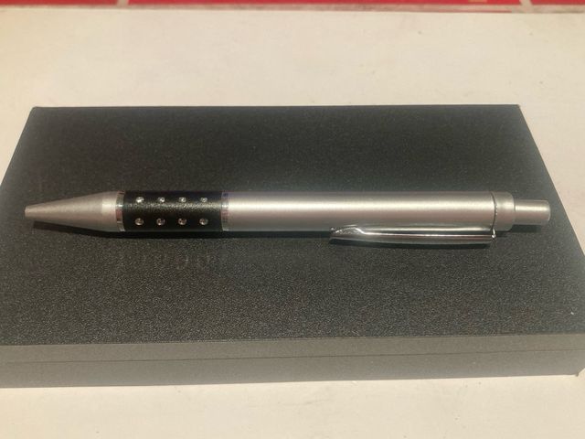 Bolígrafo y llavero con linterna LED