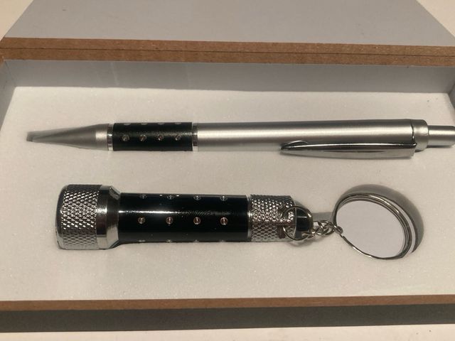 Bolígrafo y llavero con linterna LED