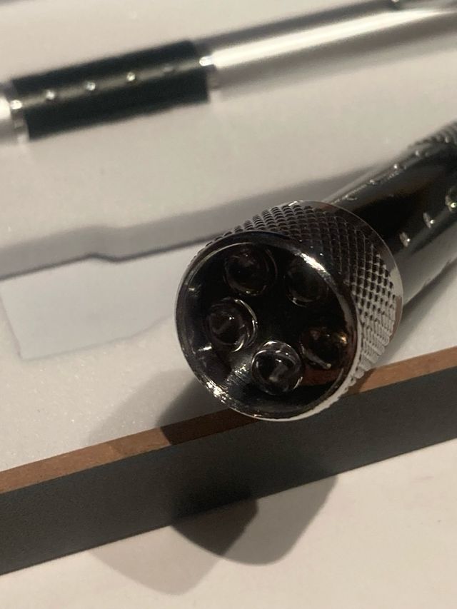 Bolígrafo y llavero con linterna LED