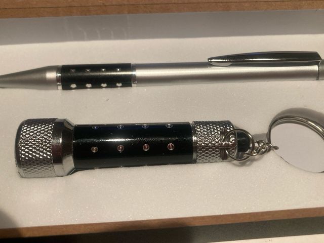 Bolígrafo y llavero con linterna LED