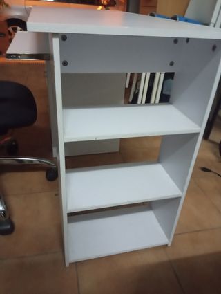 Escritorio blanco de madera