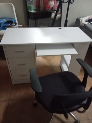 Escritorio blanco de madera