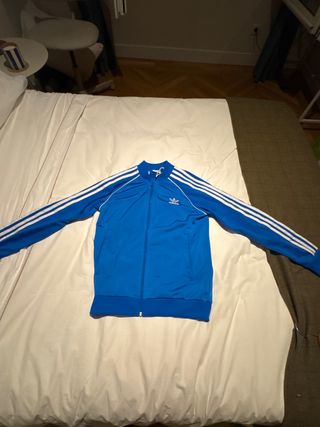 Chaqueta Adidas azul
talla 164-176 cm 13-14-15 año