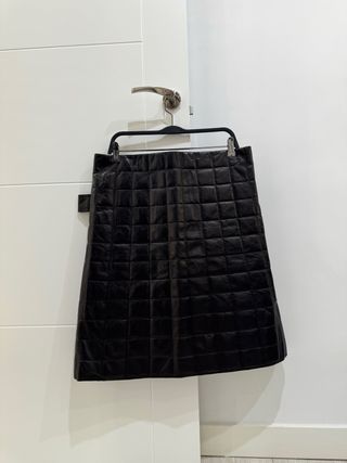 Falda Bottega Veneta negra acolchada