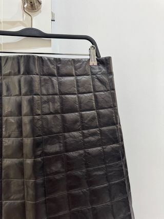 Falda Bottega Veneta negra acolchada