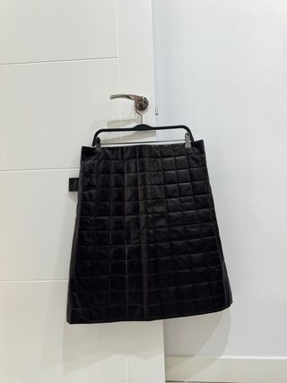 Falda Bottega Veneta negra acolchada