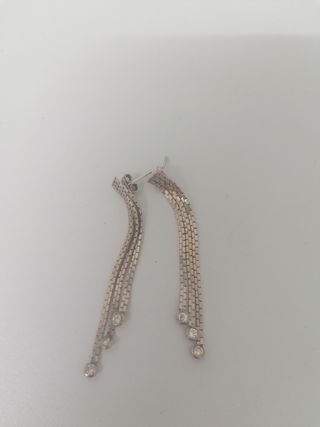 Pendientes plateados largos con circonitas