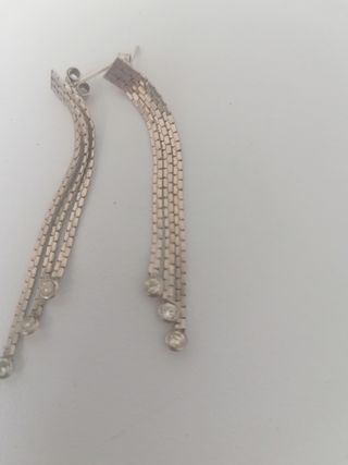 Pendientes plateados largos con circonitas
