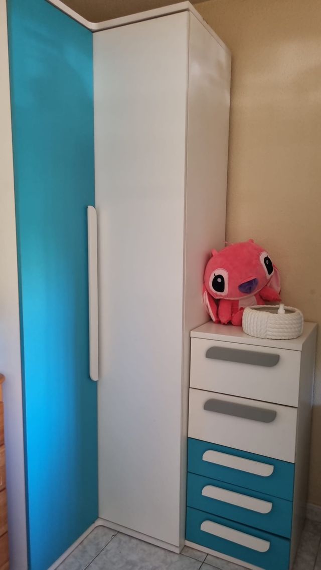 Habitación de niño 2 camas y armario esquinero