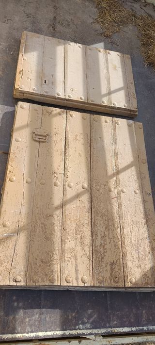 Puerta doble de madera