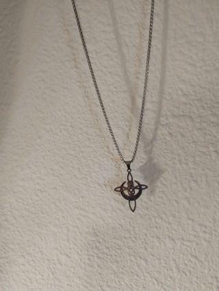 Collar de acero nudo de bruja y media luna.