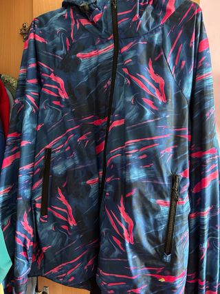 Chaqueta Décimas deportiva azul y rosa
