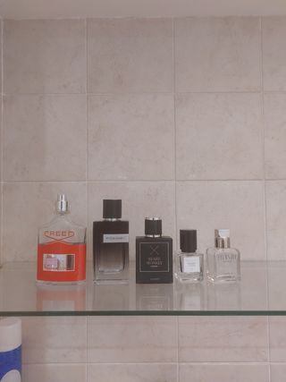 Bottiglie di profumo vuote da raccogliere.