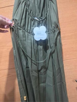 Vestido midi verde oliva