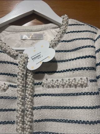 Chaqueta rayada blanca y azul