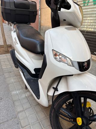 Peugeot Tweet 50cc Blanca Con maleta grande