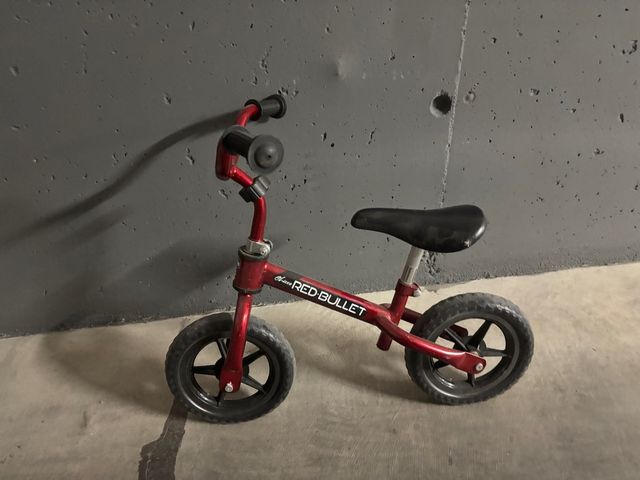 Bicicleta sin pedales roja