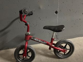 Bicicleta sin pedales roja