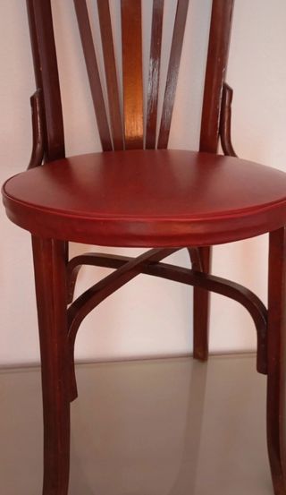 Silla vintage madera , tapizado burdeos.