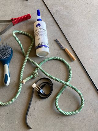 Kit aseo caballo: Cepillo, cuerda, cabezada