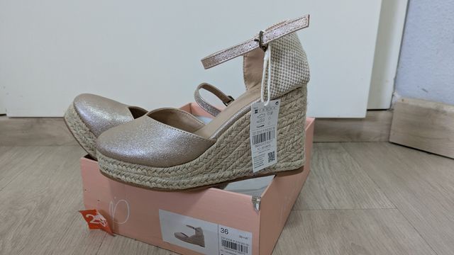 Zapatos cuña merkal dorados 36