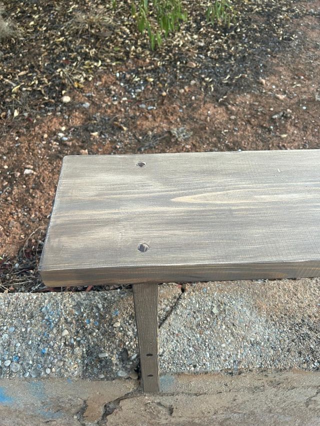 Banco rústico de madera marrón