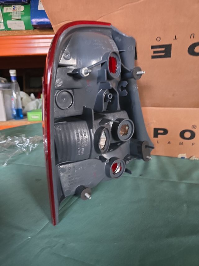Piloto trasero Mazda 323 (1998)