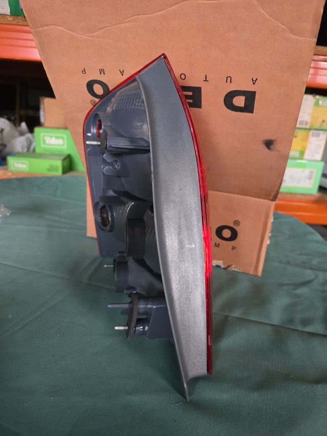 Piloto trasero Mazda 323 (1998)