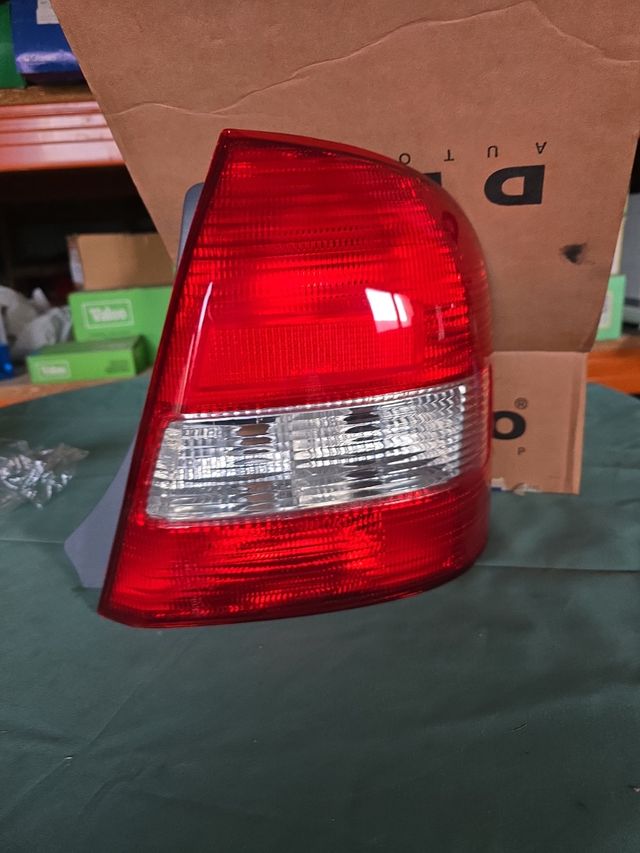 Piloto trasero Mazda 323 (1998)